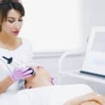 L’épilation à la lumière pulsée pendant la grossesse : Quels sont les risques et les précautions à prendre ?