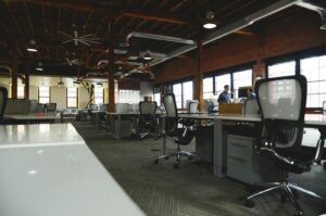 4 styles d&rsquo;aménagement de bureau pour moderniser les espaces professionnels
