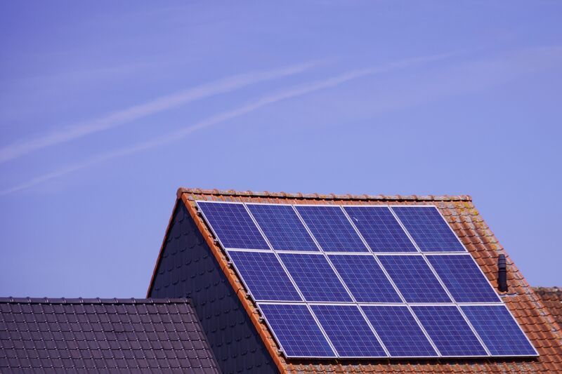 panneaux solaires sur le toit